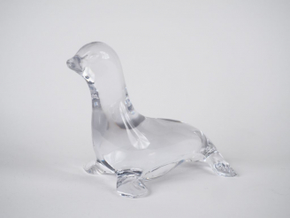 Vente aux enchères DAUM France. Sujet en cristal "Otarie". Signé. Dim. 12,5 x 15 cm.