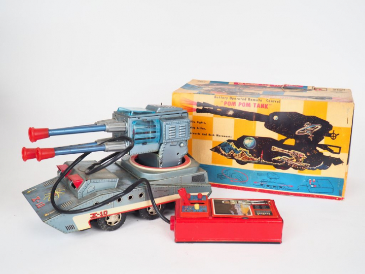 ROSKO Toy : POM POM TANK avec sa télécommande à pile filoguidée en trè