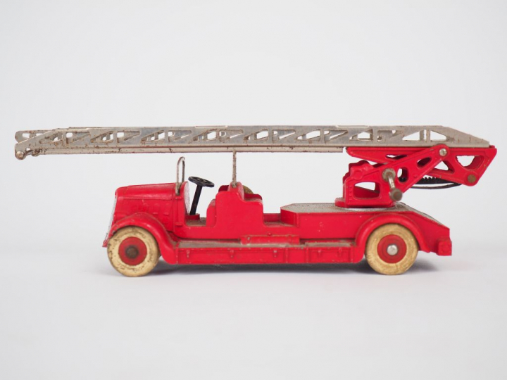 Auto échelle pompier référence 32D état d'usage boîte avec accroc.