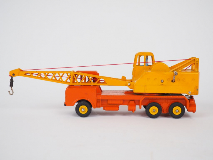 Camion grue référence 972 bel état d'usage avec boîte.
