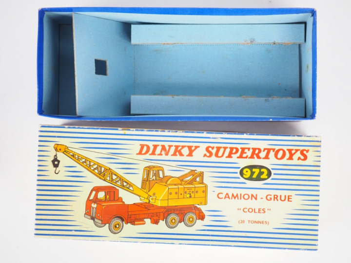 Camion grue référence 972 bel état d'usage avec boîte.