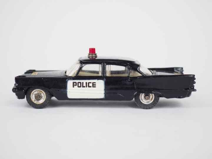 Cadillac police référence 258  bel état d'usage antenne cassée boîte b