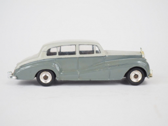 Vente aux enchères Rolls Royce référence 150 bel état d'usage boîte mauvaise état.