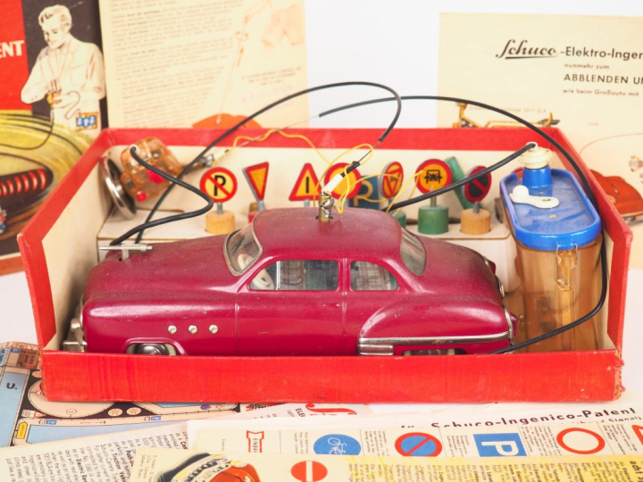 SCHUCO. Voiture Ingenico Patent 5311SB.  Bel état d'usage avec ses élé