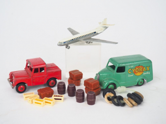 Vente aux enchères Lot comprenant :  - 2 miniatures DINKY TOYS au 1/43° anglaise  - Troja