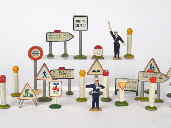 Lot comprenant : panneaux routiers et 2 policiers en plastique (Quiral