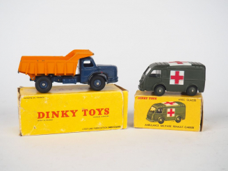 Vente aux enchères Lot de 2 miniatures DINKY TOYS au 1/43° dont :  - 34A Berliet benne ca