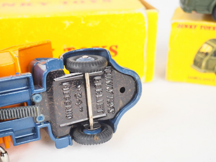 Lot de 2 miniatures DINKY TOYS au 1/43° dont :  - 34A Berliet benne ca