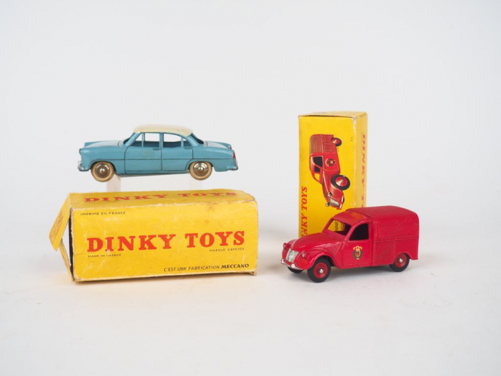 Lot de 2 miniatures DINKY TOYS au 1/43° dont :  - 24Z Simca Versailles