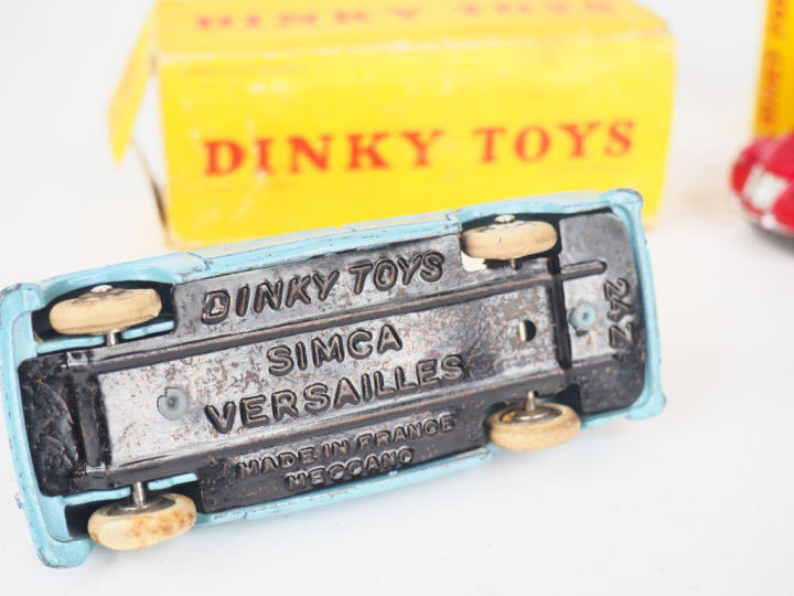 Lot de 2 miniatures DINKY TOYS au 1/43° dont :  - 24Z Simca Versailles