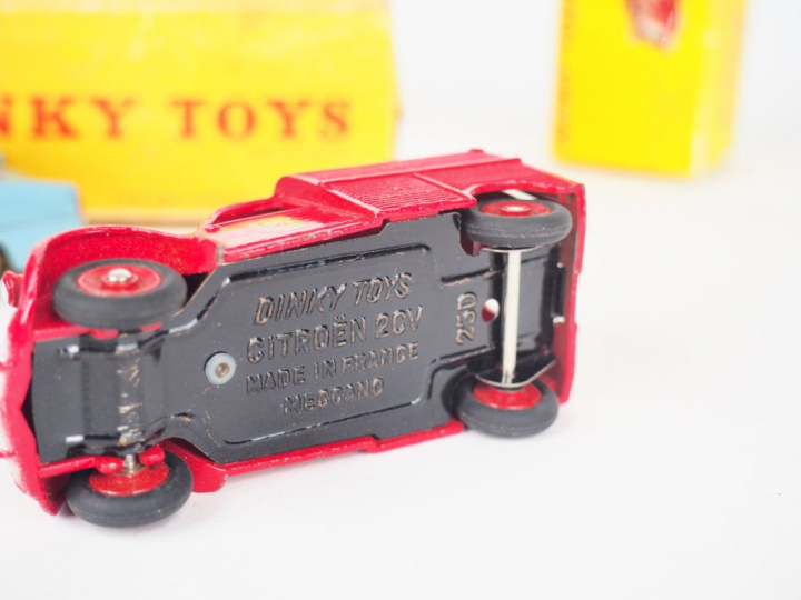 Lot de 2 miniatures DINKY TOYS au 1/43° dont :  - 24Z Simca Versailles