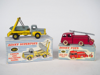 Vente aux enchères Lot de 2 miniatures DINKY TOYS au 1/43° dont :  - 38A Camion Unic mult