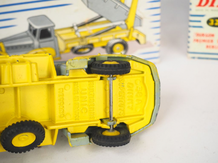 Lot de 2 miniatures DINKY TOYS au 1/43° dont :  - 38A Camion Unic mult