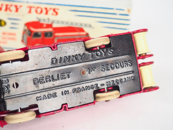Lot de 2 miniatures DINKY TOYS au 1/43° dont :  - 38A Camion Unic mult