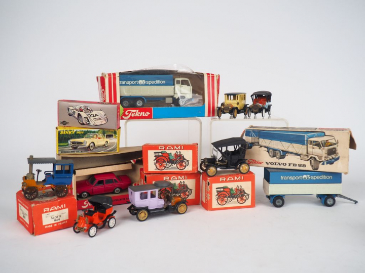 Lot de miniatures au 1/43° RAMI en boite 5 pièces en bel état d'usage.