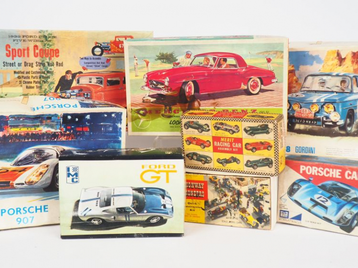 Lot comprenant : maquettes montées et à monter dans des boites de maqu