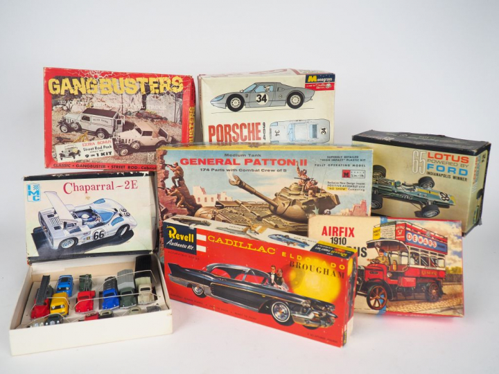 Lot comprenant : maquettes montées et à monter dans des boites de maqu