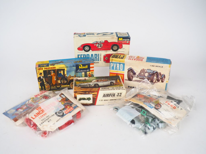 Lot comprenant : maquettes montées et à monter dans des boites de maqu