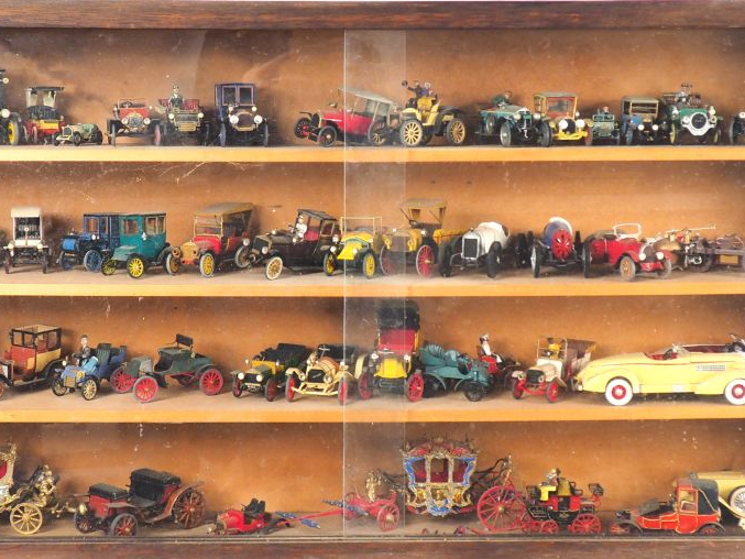 Contenu d'une vitrine de modélisme : tacots 1900 dont maquettes de bel