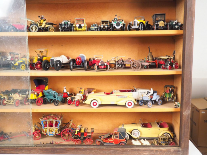 Contenu d'une vitrine de modélisme : tacots 1900 dont maquettes de bel
