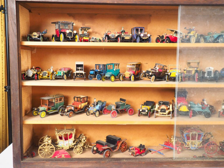 Contenu d'une vitrine de modélisme : tacots 1900 dont maquettes de bel