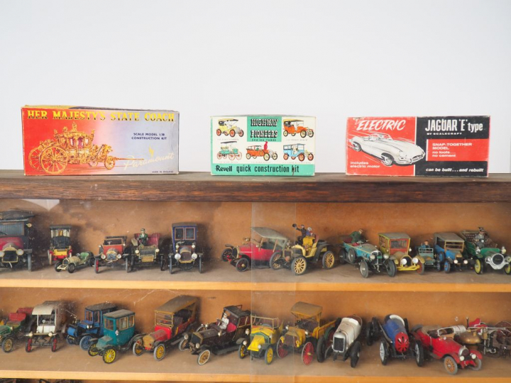 Contenu d'une vitrine de modélisme : tacots 1900 dont maquettes de bel