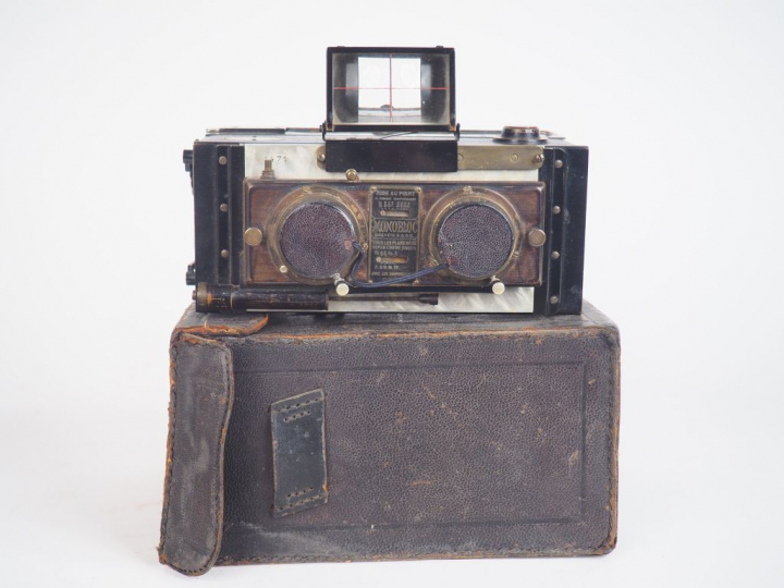 MONOBLOC. Appareil stéréo avec deux dos et sacoche.