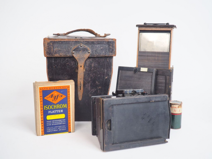 L. GAUMONT. Appareil et accessoires dans sa sacoche.