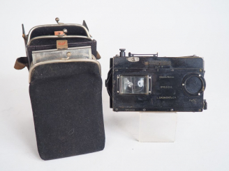 Vente aux enchères L. GAUMONT. Appareil folding 'Block note' avec 11 plaques. (Visée acci