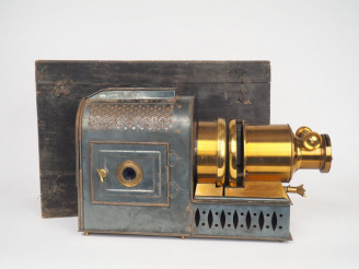 Vente aux enchères Lanterne de projection HELIOS en tôle et cuivre, signée E. MAZO dans u