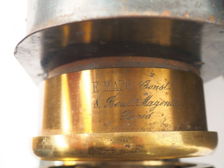 Lanterne de projection HELIOS en tôle et cuivre, signée E. MAZO dans u