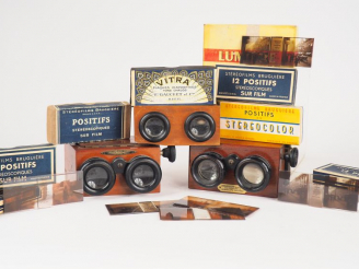 Vente aux enchères Lot comprenant trois différentes visionneuses stéréo , cinq boites de 