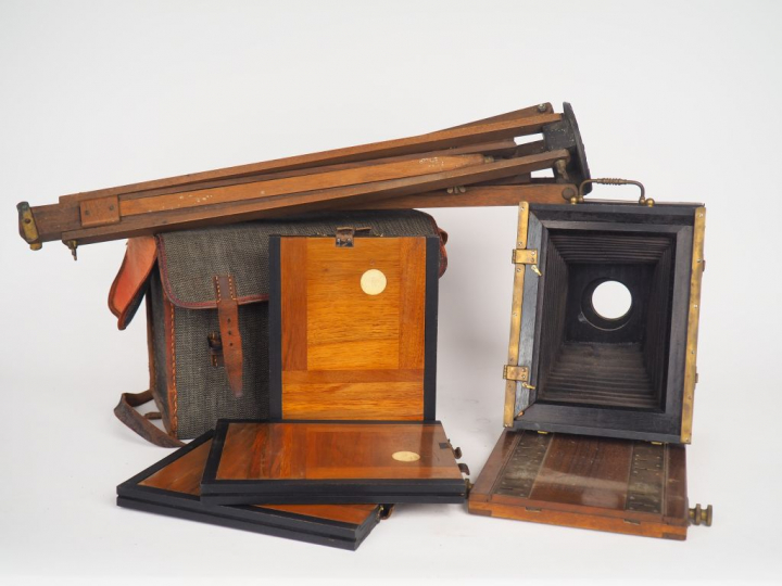 Chambre photographique avec trois dos et trépied. (manque objectif)