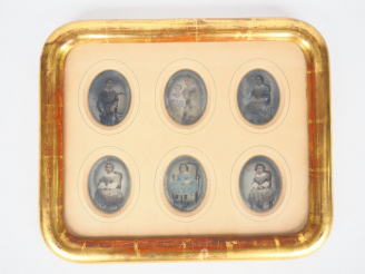 Vente aux enchères Suite de six daguerréotypes dans un cadre en bois et stuc doré. Dim. I