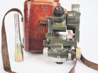 Vente aux enchères HENSOLDT WETZLAR. Appareil de visée dans son étui.