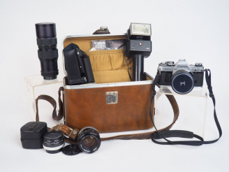 Vente aux enchères CANON AE-1 avec objectifs et accessoires dans une sacoche : SIGMA MULT