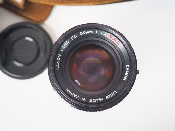 CANON AE-1 avec objectifs et accessoires dans une sacoche : SIGMA MULT