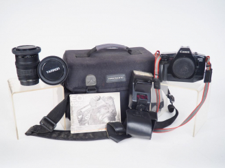 Vente aux enchères CANON EOS 650 avec objectifs et accessoires dans une sacoche : CANON E