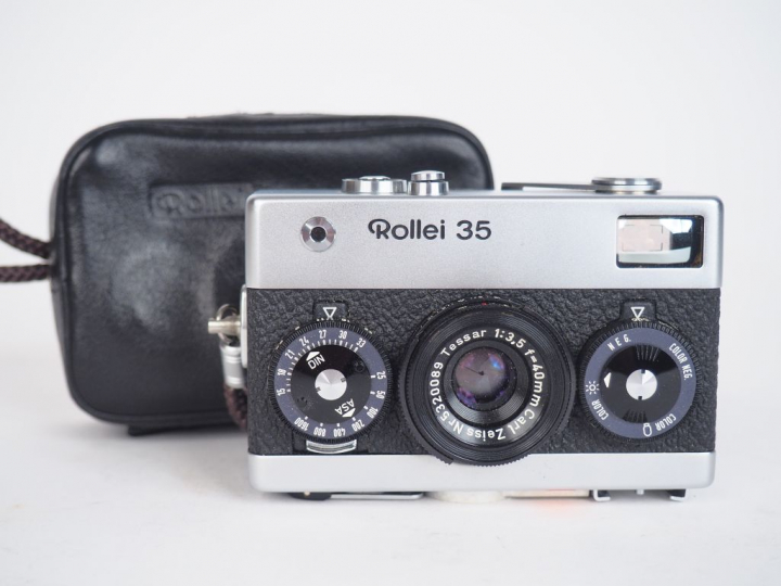 ROLLEI 35 avec sa housse.