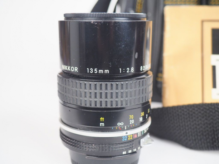 NIKON FM avec objectifs : NIKKOR 1 : 1.8/50 mm n°3262449  NIKKOR 1 : 2