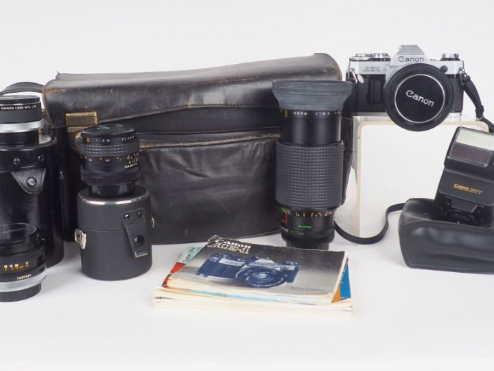 CANON AE-1 avec objectifs, accessoires et sacoche : CANON f 1 : 3.5/13