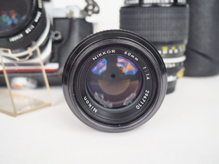 NIKON F2 n° 7672581 avec objectifs et accessoires : NIKKOR 1 : 2.8/f=2