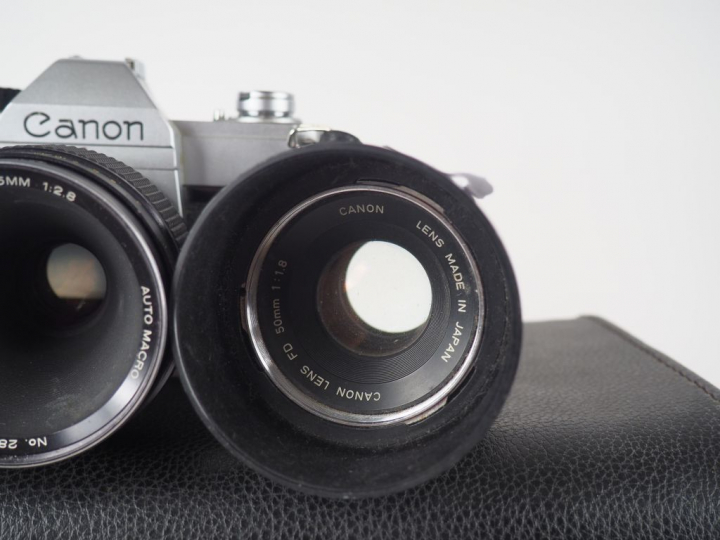 CANON FTb QL avec deux objectifs et malette : VIVITAR AUTO MACRO 1 : 2