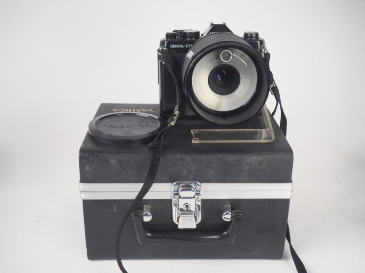 YASHICA DENTAL EYE avec sa malette. (état d'usage)