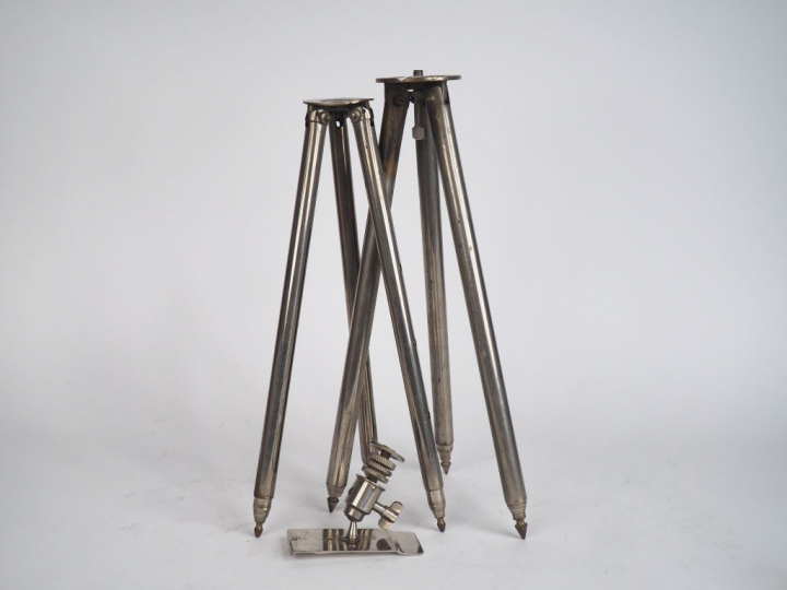 Deux différents pieds d'appareil photographique avec un support