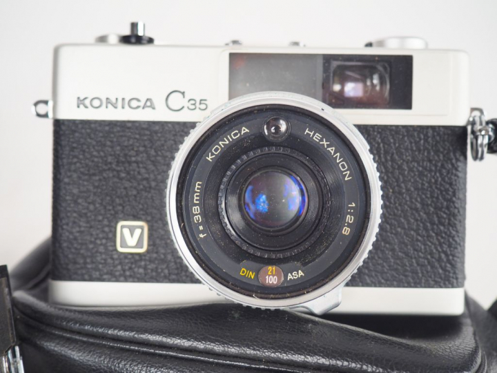 Lot comprenant : ARGUS ANASTIGMAT f=4.5 avec sa housse KONICA C35 (éta