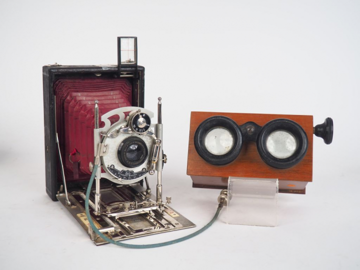 Lot comprenant : Visionneuse en bois Appareil folding Ernemann