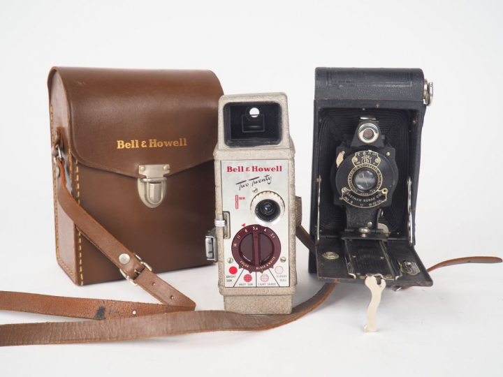 Lot comprenant : BELL   HOWELL caméra two twenty 8mm avec sa housse KO