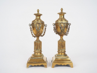 Vente aux enchères Paire de cassolettes Louis XVI en bronze, à décor de colonne cannelée 