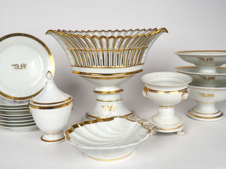 Partie de service de table XIXème en porcelaine de Paris à décor de mo